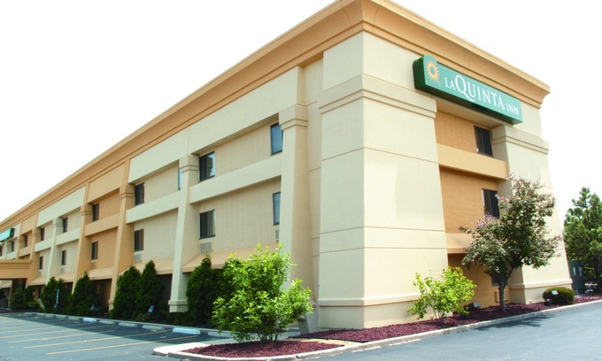 Oak Creek Hotel | La Quinta Inn by Wyndham Milwaukee Airport / Oak Creek