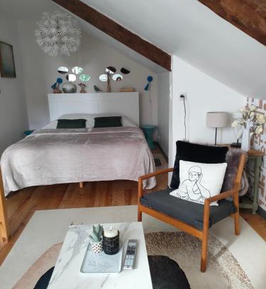 Guingamp Apartment | La Suite 27 bis, maison indépendante avec terrasse, proche gare et centre