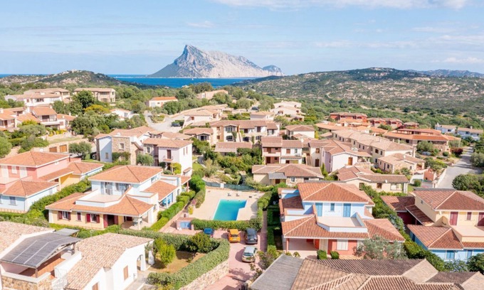 Monte Petrosu Apartment | La Tartaruga three-room apartment sleeps 6 in facility with swimming pool