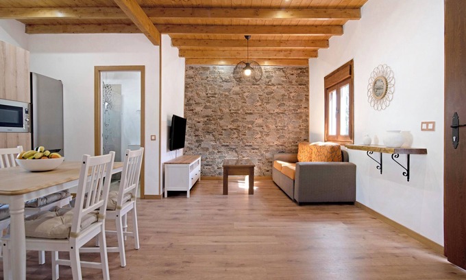 La Solana Villa | 'La Tirajanera 1' with Mountain Views, Shared Pool and Wi-Fi