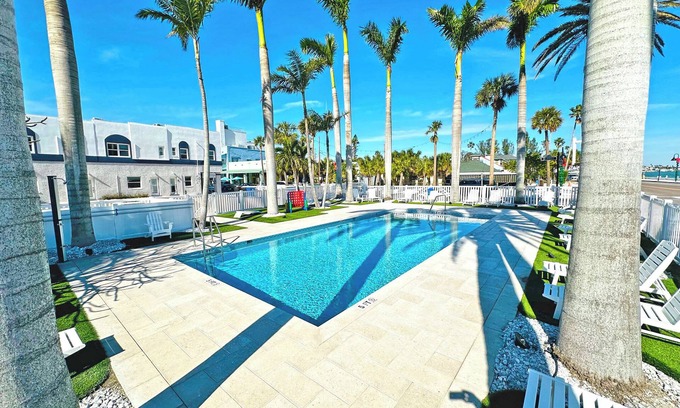 Pass-a-Grille Historic District Apartment | La Tortuga Historic Downtown Pass A Grille St Pete Beach 2