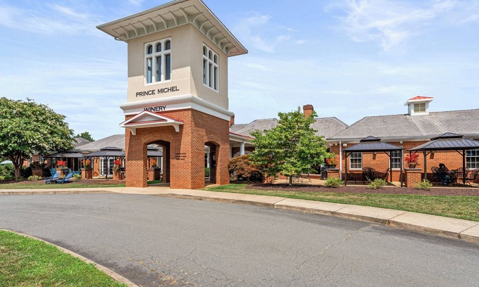 Brightwood Apartment | La Tour Eiffel- Prince Michel Vineyard & Winery n