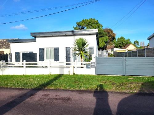 Saint-Germain-sur-Ay House | La villa Kikifil, bord de mer