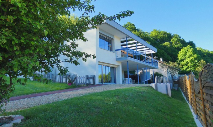 Bilieu Apartment | LAC CASA 60' – Sixties-style flat with terrace overlooking the lake, 300 m