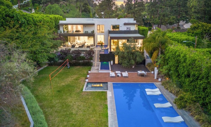 Beverly Hills Villa | Lago Vista Modern - Lush Private Beverly Hills with First-Class Amenities