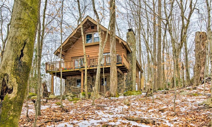 Greentown House | Lake Ariel Cabin with Community Pool and Lake Access!