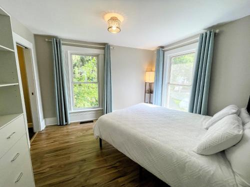 Chelan Hotel | Lake Chelan Manor Room #5