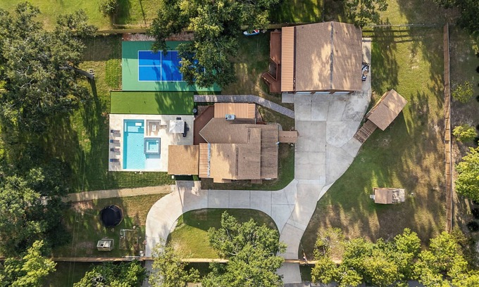 Willis House | Lake Conroe Oasis: Pickleball, Pool/Spa, Gameroom!