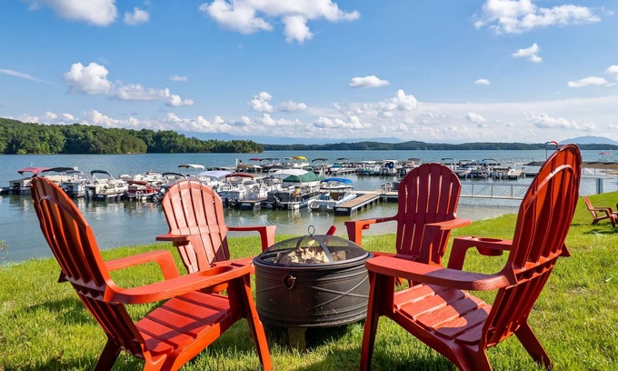 Dandridge Villa | Lake Escape - Lake View / Mountain View / Fire Pit / Corn Hole / Hot Tub