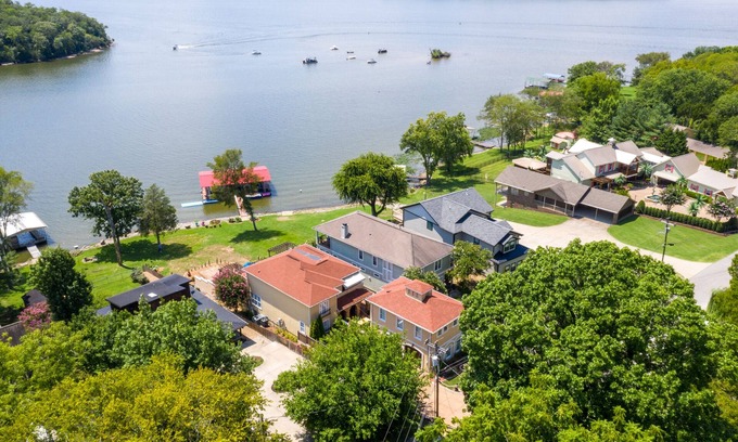 Mount Juliet House | LAKE FRONT HONKY TONKIN LAKE LIFE O/D KITCHEN TIKI HUT PONTOON AVAILABLE nnnn