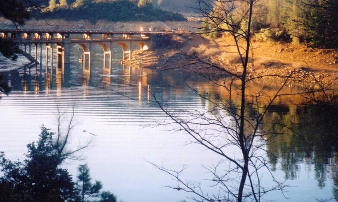 Lakehead-Lakeshore House | LAKE FRONT ON SHASTA LAKE, NESTLED IN THE MOUNTAINS!