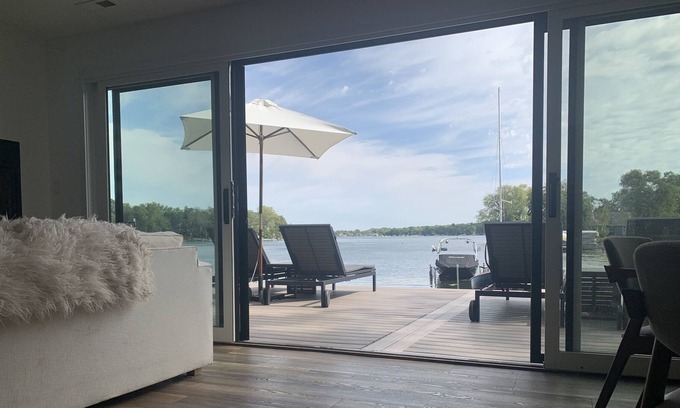 Twin Lakes House | LAKE FRONT