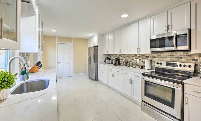 Lake Grove House | Lake Grove Getaway ~ 7 Mi to the Beach!