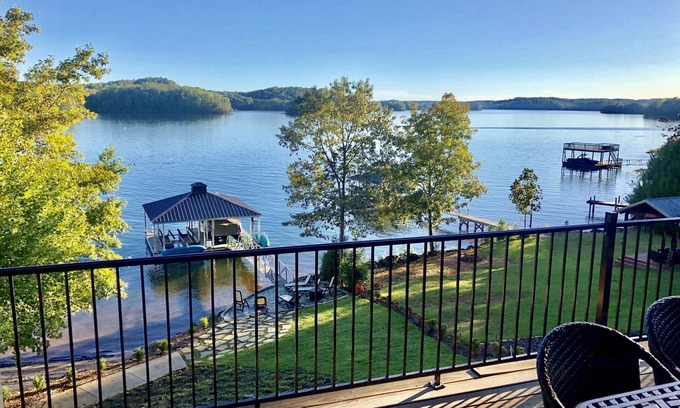 Six Mile House | Lake Holidays, Reunions, Families, Friends, Weekends, Golfers, Bikers, Clemson.