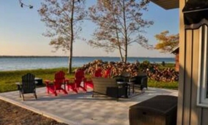 Amherstburg House | Lake House