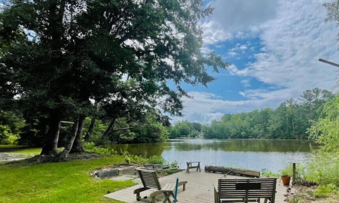 Sneads Ferry Cottage | Lake House w/pool 10min to beach Dog friendlyn