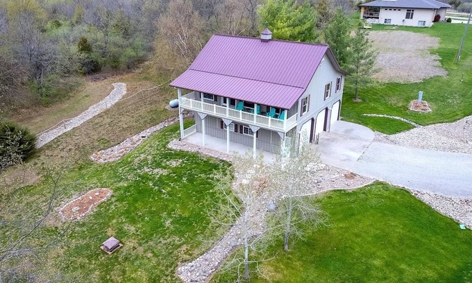 Moravia House | Lake House with a private trail to the beach!