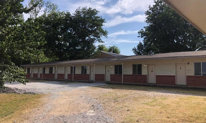 Adair Hotel | Lake Hudson Inn