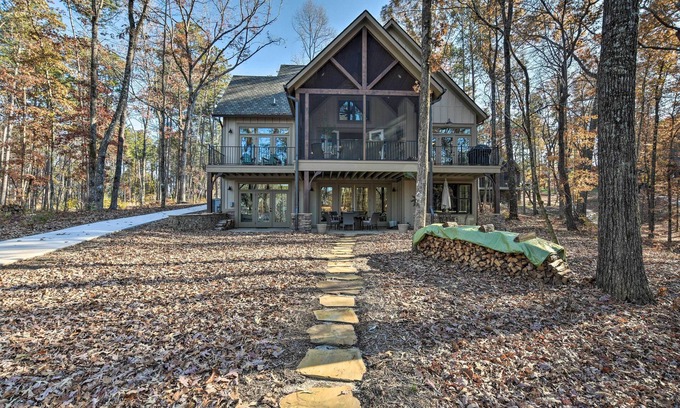 Seneca Cottage | Lake Keowee Cottage w/Deck & Private Dock!