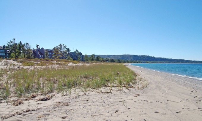 Glen Arbor Condo | Lake Michigan Beachfront Condo in Glen Arbor with 4B/3B!