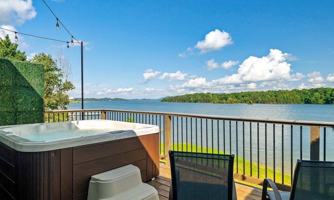 Dandridge Villa | Lake My Day - Lake View / Mountain View / Fire Pit / Corn Hole / Hot Tub