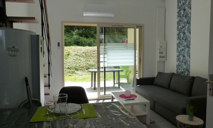 Saint-Pardoux House | Lake on foot! Bright studio+mezzanine, TV, WIFI, terrace, parking, near village
