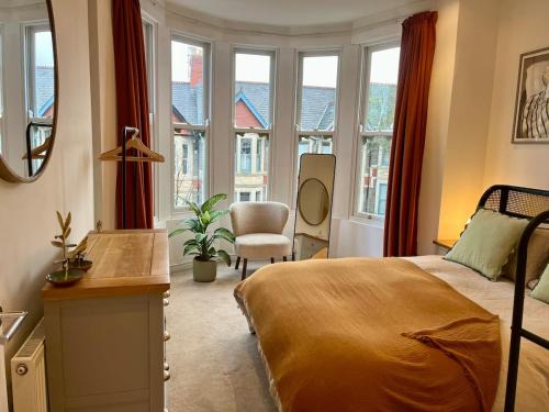 Roath Apartment | Lake Park House - Stylish Apartment with Parking