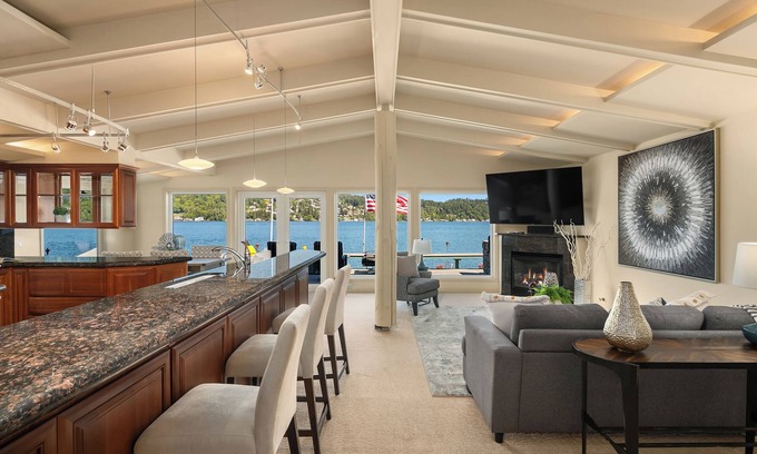 Viewpoint House | Lake Sammamish Waterfront Home with Hot Tub/Pet Friendly