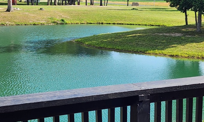 Lakewood House | Lake Shelbyville Corn Crib is a Charming 2-bedroom house with fishing ponds