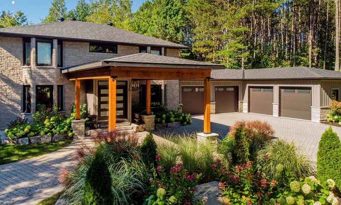 Oro-Medonte House | Lake Simcoe Cottage with pool & hot tub