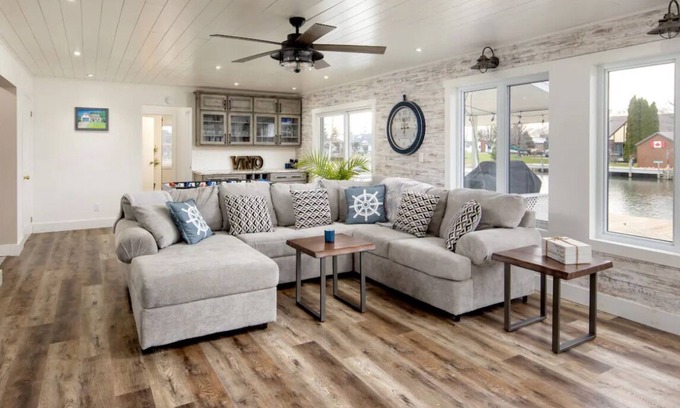 Pointe aux Roches Cottage | Lake St. Clair Waterfront Cottage | Hot Tub Games Room Family Retreat for 8–12