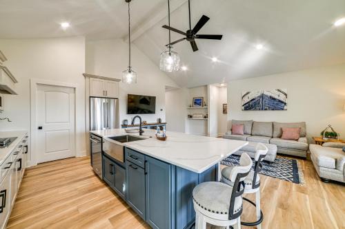 Grand Rivers House | Lake View and Deck Group Getaway in Grand Rivers!