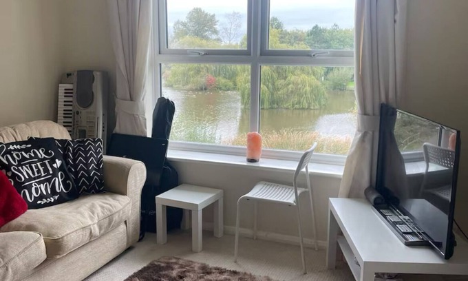 Aylesbury Apartment | Lake View Apartment