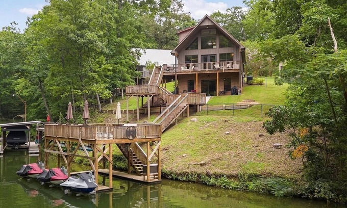 Ten Mile House | Lakefront 3-bedroom cottage on Watts Bar Lake with boat slip!