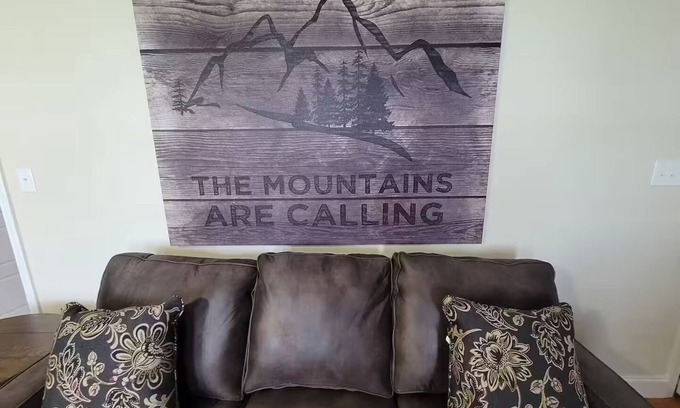 Dandridge House | Lakefront - 3 Levels of Amazing!