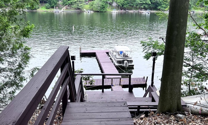 Greentown House | Lakefront at Lake Wallenpaupack with Private Dock 3bdr 2bath Hot Tub