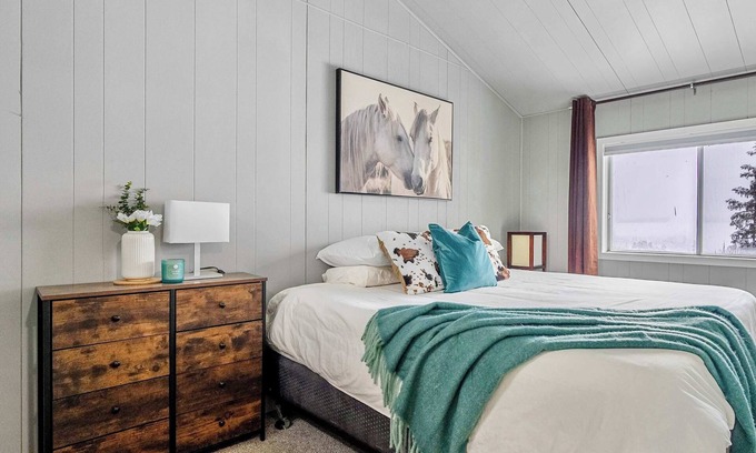 Central Alberta House | Lakefront Cabin Cozy Retreat 5Beds OnTheLake