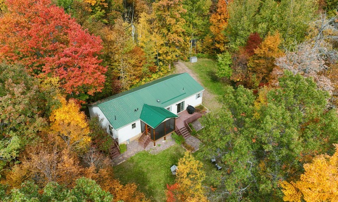 Birchwood Cabin | Lakefront Cabin w Screened Deck! Pontoon Rental! 2 Kayaks/Fishing Row Boat!