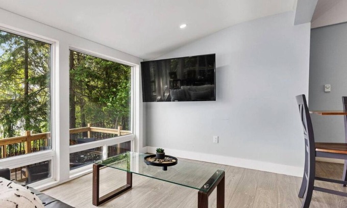 Ryerson Cottage | Lakefront Charm - 3 Bedroom Cottage with panoramic Bay Window Views.