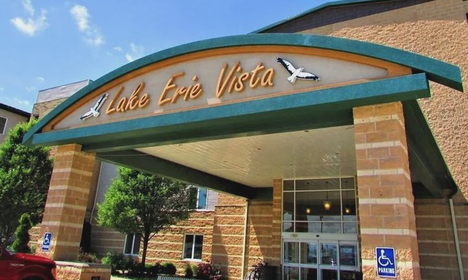 Geneva-on-the-Lake Condo | LAKEFRONT CONDO-BEACH WALKOUT-2 BR/2 Bath Sleeps 6