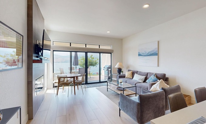 Chelan Condo | Lakefront Condo with Mountain Views, Free WiFi, and Shared Pool and Hot Tub