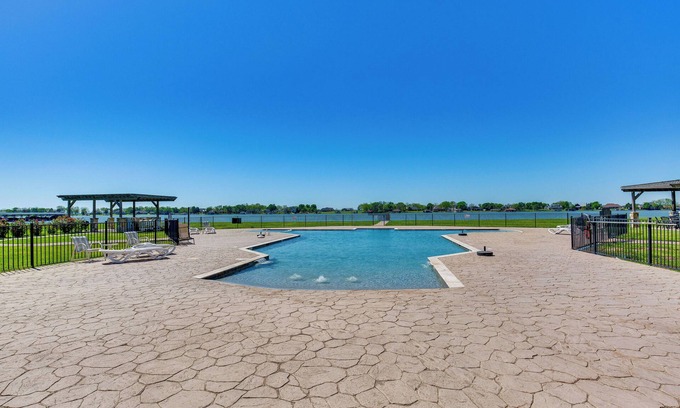 Eureka Apartment | Lakefront Corsicana Condo w/Pool Access!