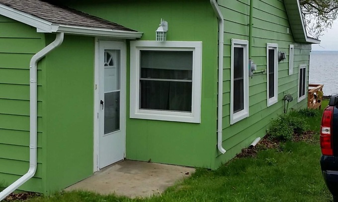 Houghton Lake Cottage | Lakefront Cottage, family friendly, close to everything but away from it all