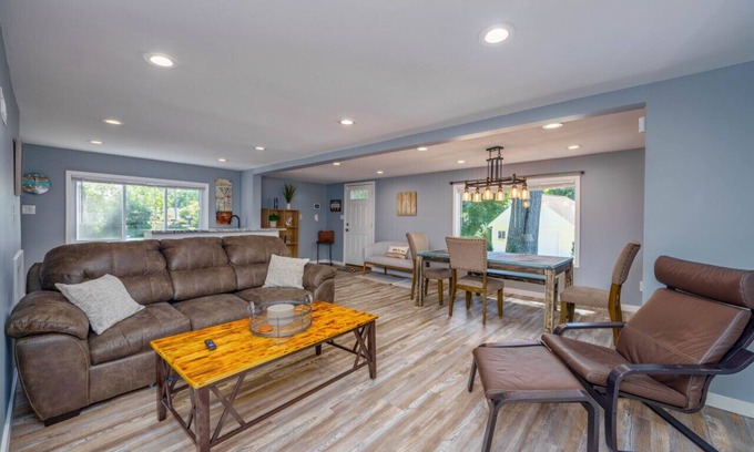 Mentor-on-the-Lake Apartment | Lakefront Escape With Hot Tub & Modern Comforts