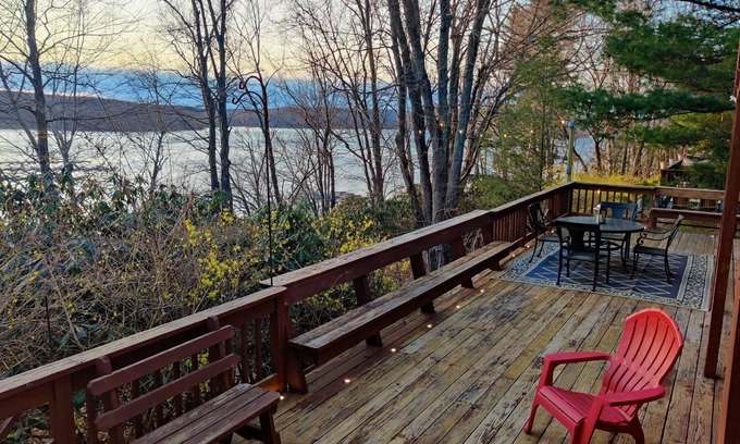 Greentown House | ★ Lakefront Escape on Lake Wallenpaupack ★