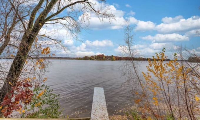 Lake Wissota House | 🔥 Lakefront Fire Pit Grill Laundry Fast Wi-Fi Long-Term Stays Welcome