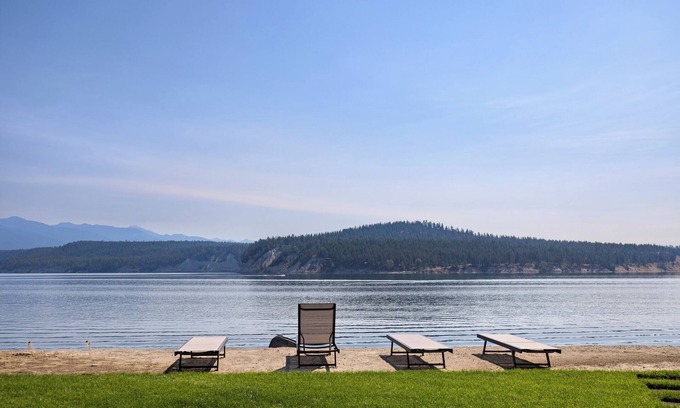 East Kootenay House | LAKEFRONT*FIREPIT*BBQ*PATIO*BEACH
