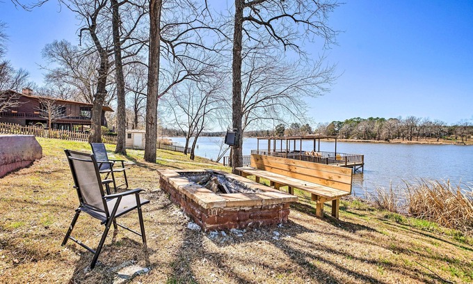 Fort Towson House | Lakefront Fort Towson Home: Private Dock & 3 Decks