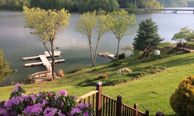 Abingdon Cabin | Lakefront Fun for All Seasons - Hot Tub, Firepit & Sleeps 21. Near Creeper Trail