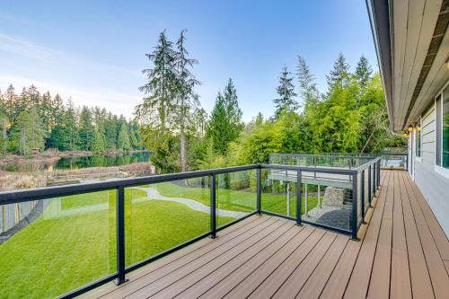 Silver Lake House | Lakefront Gem Balcony, Fire Pit and Yard in Everett